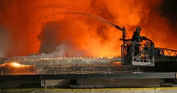 При тушении пожара на складе в Москве погибли 8 спасателей