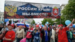 Россия празднует возвращение Крыма,  США грозят новыми санкциями 