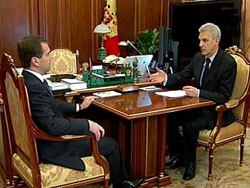 Медведев пригрозил Фурсенко увольнением