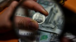 Рубль подешевел к доллару и евро