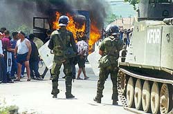 В Митровице идут уличные бои