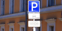 Власти Москвы пообещали не вводить платные парковки во дворах