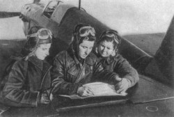 Сталинград, девушки, самолеты
