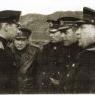 Капитан 3 ранга Г. Васильев докладывает командующему Северным флотом адмиралу А. Головко о результатах боевого похода. Полярный. 1944 г.
