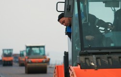 Строители заасфальтировали половину Крымского моста