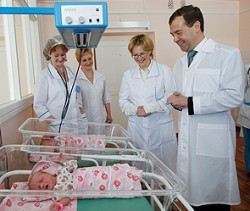 Медведев проконтролирует рождаемость