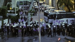 Турция: вице-премьер извинился, но беспорядки продолжаются