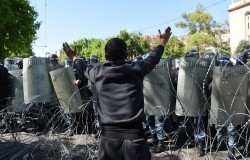 Организатор акций протеста в Армении объявил «бархатную революцию»