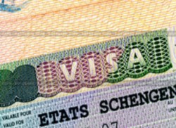 Шенгенские визы отдадут лично в руки