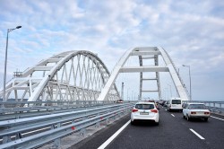 Крымский мост открыт для движения автомобилей