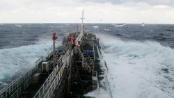 У берегов Японии тонет танкер с химикатами