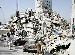 Число жертв пакистанского землетрясения растет