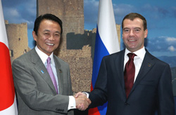 Медведев поговорил с Таро Асо о Курилах