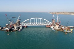 Началась установка железнодорожной арки Крымского моста