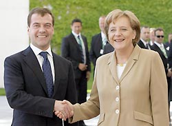 Меркель не хочет пускать Украину и Грузию в НАТО