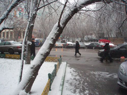 В Москве тает снег