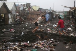 Число жертв тайфуна на Филиппинах достигло 27