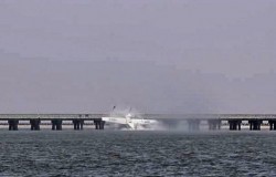 В Шанхае самолёт врезался в мост