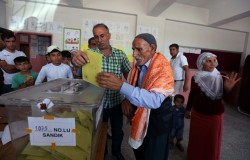Правящая партия Турции теряет абсолютное большинство