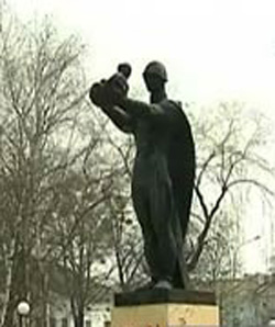 На Украине сносят памятник советскому солдату