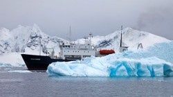 Российское судно застряло во льдах