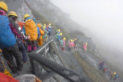 Извержение вулкана застало туристов в горах