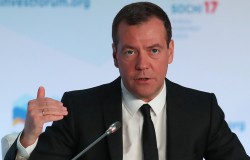 Медведев призвал россиян приготовиться к вечным санкциям