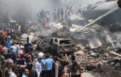 В Индонезии военный самолет упал на гостиницу