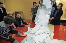 Украина: избирателей подкупали наличными и безналичными