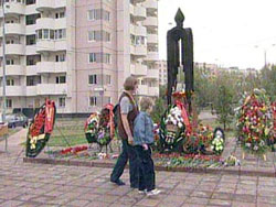 Россияне вспоминают жертв теракта на улице Гурьянова