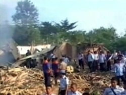 В Индонезии самолет упал на жилые дома