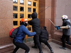  «Евроопозиционеры» сооружают баррикады в центре Киева