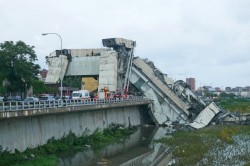 При обрушении моста в Генуе погибли десятки человек