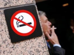Минздрав поддержал запрет курения возле подъездов