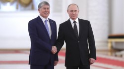 Атамбаев удостоил Путина высшей госнаграды Киргизии
