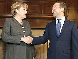 Медведев и Меркель объединились против Балтии
