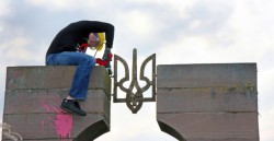 Польские активисты демонтировали памятник УПА вблизи Перемышля