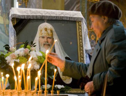 Проходит заупокойная литургия у гроба Алексия II