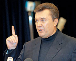 Виктор Янукович делает три шага вперед