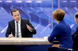 Дмитрий Медведев хранит свои деньги в рублях 