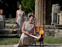 Греки зажгли Олимпийский огонь