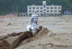 В Индии из-за наводнений погибли почти сто человек