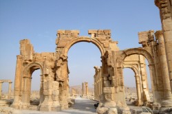 Боевики ИГ взорвали древнюю Триумфальную арку в Пальмире 