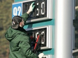 Медведев доверил ФАС цены на бензин