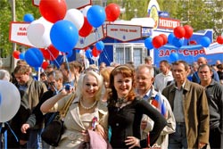 Россия празднует Первомай и День Победы