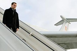 Медведев летит в Париж