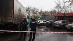 Спецназ проводит зачистку фабрики «Меньшевик»