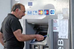 Греция закрывает банки
