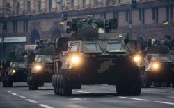 В центр Киева стягивают военную технику 