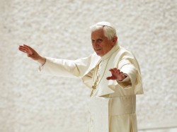 Бенедикт XVI покидает престол